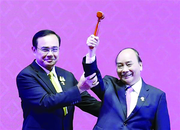 Thủ tướng Thái Lan Prayuth Chan-Ocha trao búa Chủ tịch ASEAN cho Thủ Tướng Việt Nam Nguyễn Xuân Phúc tại Lễ Bế mạc Hội nghị cấp cao ASEAN lần thứ 35 ở Bangkok, Thái Lan, 11/2019.