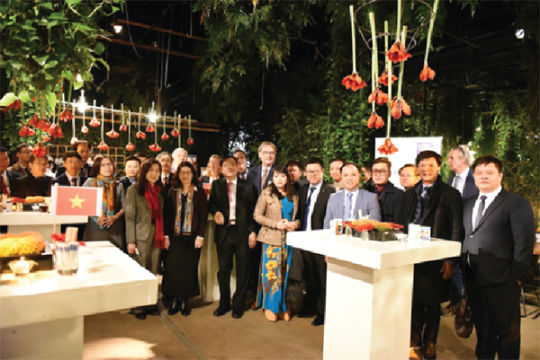 Đoàn công tác của Bộ Nông nghiệp và Phát triển Nông thôn thăm và làm việc tại Vương quốc Hà Lan. Cà phê Blue Sơn La của CTCP Phúc Sinh được chọn làm quà tặng lưu niệm gửi các vị quan khách quốc tế trong các sự kiện.