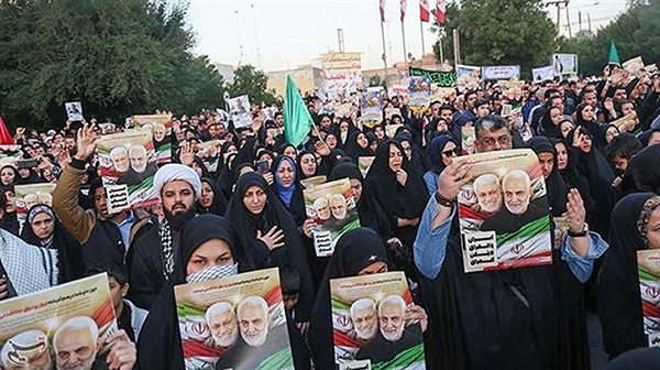 Người biểu tình đổ xuống đường ở Tehran ngày 3/1/2020 phản đối vụ ám sát Tướng Qassem Soleimani của lực lượng Mỹ. Ảnh: Reuters.