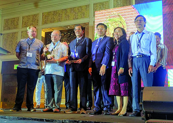 Kỹ Sư Hồ Quang Cua (thứ ba, trái) nhận giải “Gạo ngon nhất thế giới năm 2019” cho gạo ST25.