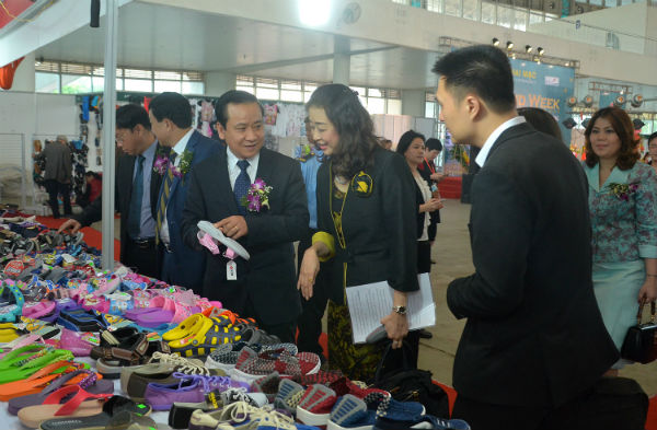 Phó chủ tịch UBND thành phố Nguyễn Văn Thành dự khai mạc Tuần lễ sản phẩm Thái Lan tại Hải Phòng. Ảnh Hồng Thanh 