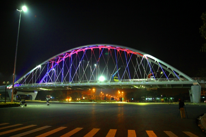 Cầu vượt Lê Hồng Phong đẹp lung linh trong đêm. Ảnh: Việt Hòa