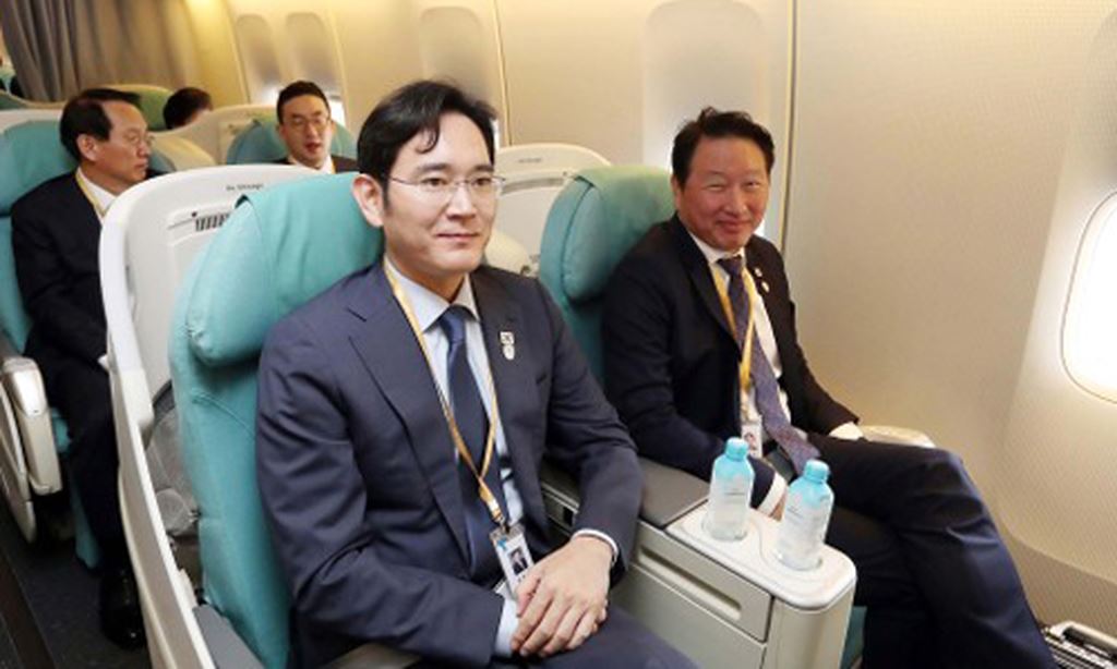 Lãnh đạo các tập đoàn kinh tế lớn Hàn Quốc trên đường đến Triều Tiên. Ảnh: Joint Press.