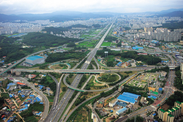 Một phần xa lộ Seoul-Busan nhìn từ trên cao.