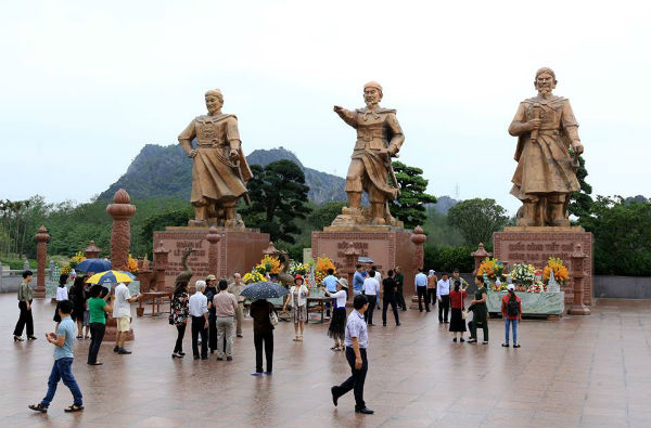 3 pho tượng tượng các bậc danh tướng đứng uy nghi, sừng sững canh giữ nơi cửa sông lịch sử. Ảnh: Minh Hương