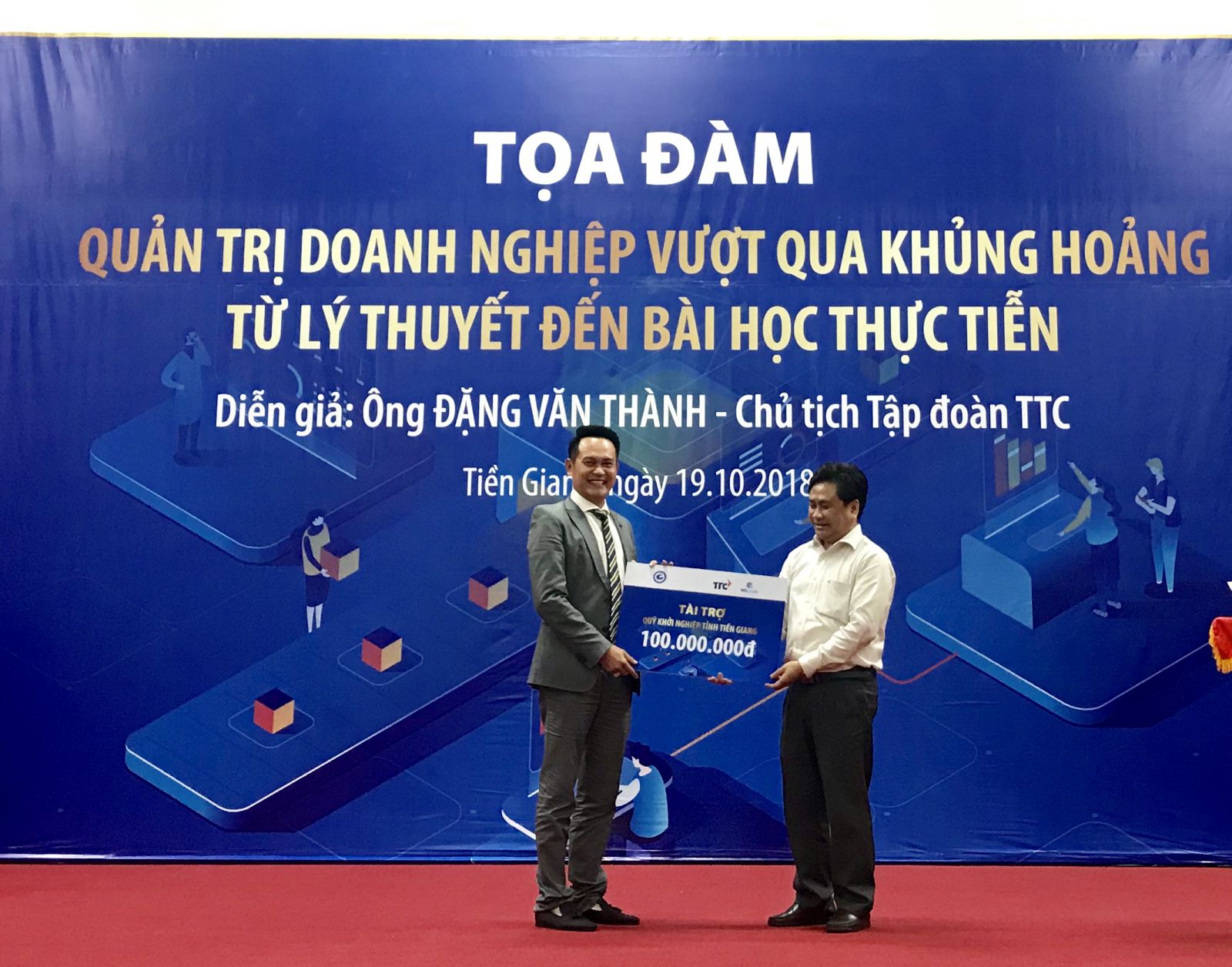 ông Đặng Hồng Anh, Phó Chủ tịch TTC trao 100 triệu đồng cho Quỹ hỗ trợ khởi nghiệp tỉnh Tiền Giang