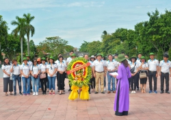 Doanh nhân trẻ Việt Nam tri ân các anh hùng, liệt sỹ tại miền Trung