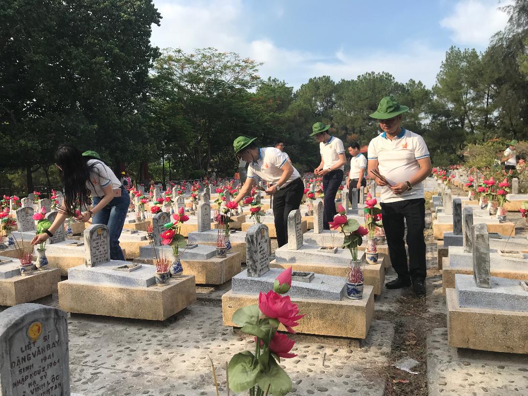 Hội DNT thắp hương các anh hùng, liệt sĩ tại Nghĩa Trang liệt sĩ Quốc gia Trường Sơn