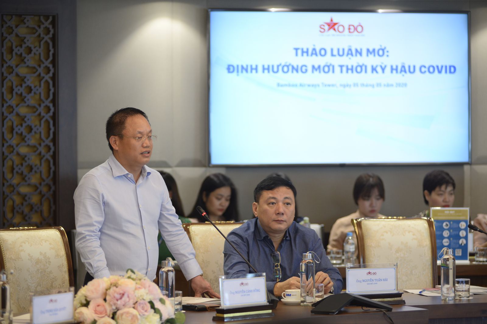 Ông Nguyễn Cảnh Hồng, Chủ tịch CLB Doanh nhân Sao Đỏ trao đổi với các thành viên trong CLB về định hướng mới thời kỳ hậu COVID