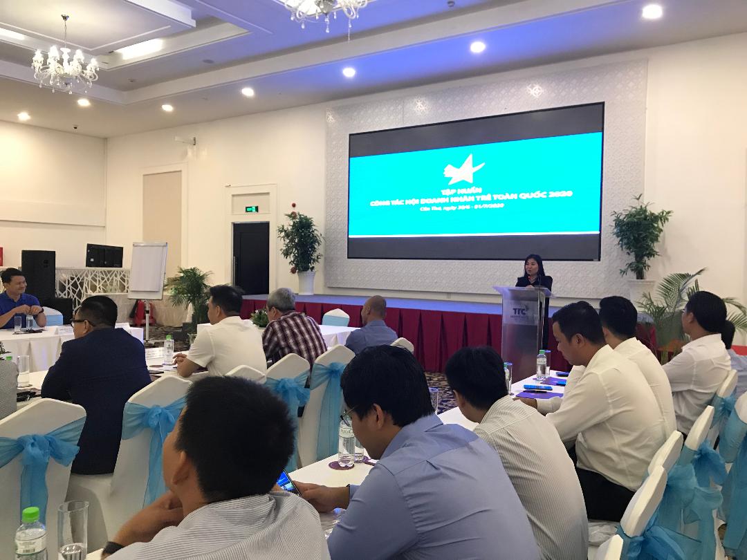 Bà Lê Thị Nam Phương, Phó Chủ tịch Hội Doanh nhân trẻ Việt Nam phát biểu