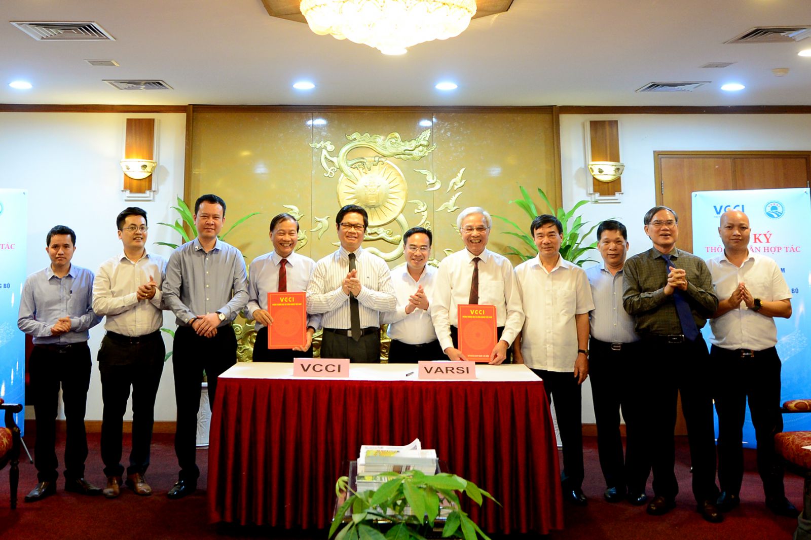 Ông Hoàng Quang Phòng, Phó Chủ tịch VCCI ký thoả thuận hợp tác với PGS.TS Trần Chủng, Chủ tịch VARSI