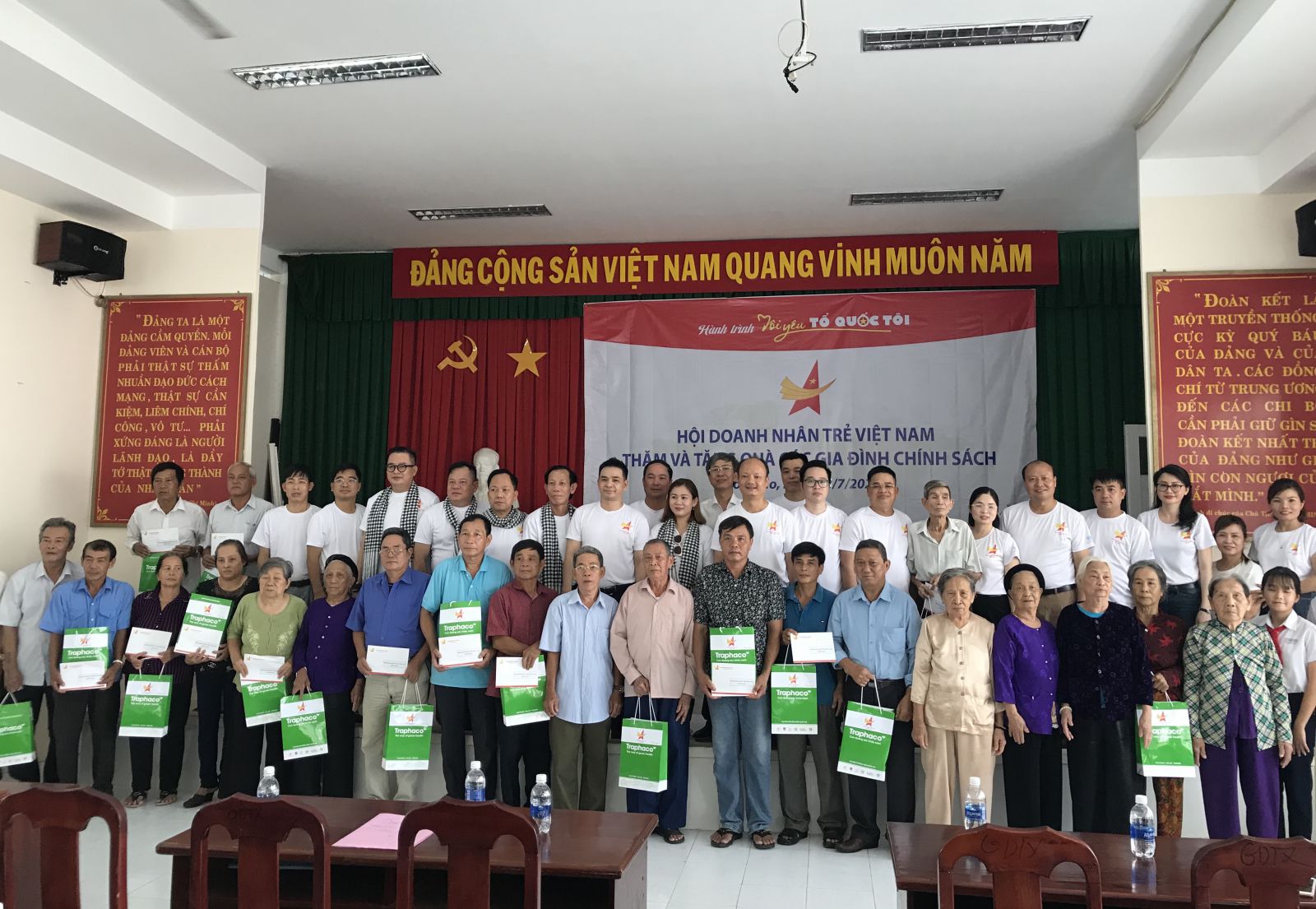 Hội Doanh nhân trẻ Việt Nam trao quà cho các gia đình chính sách