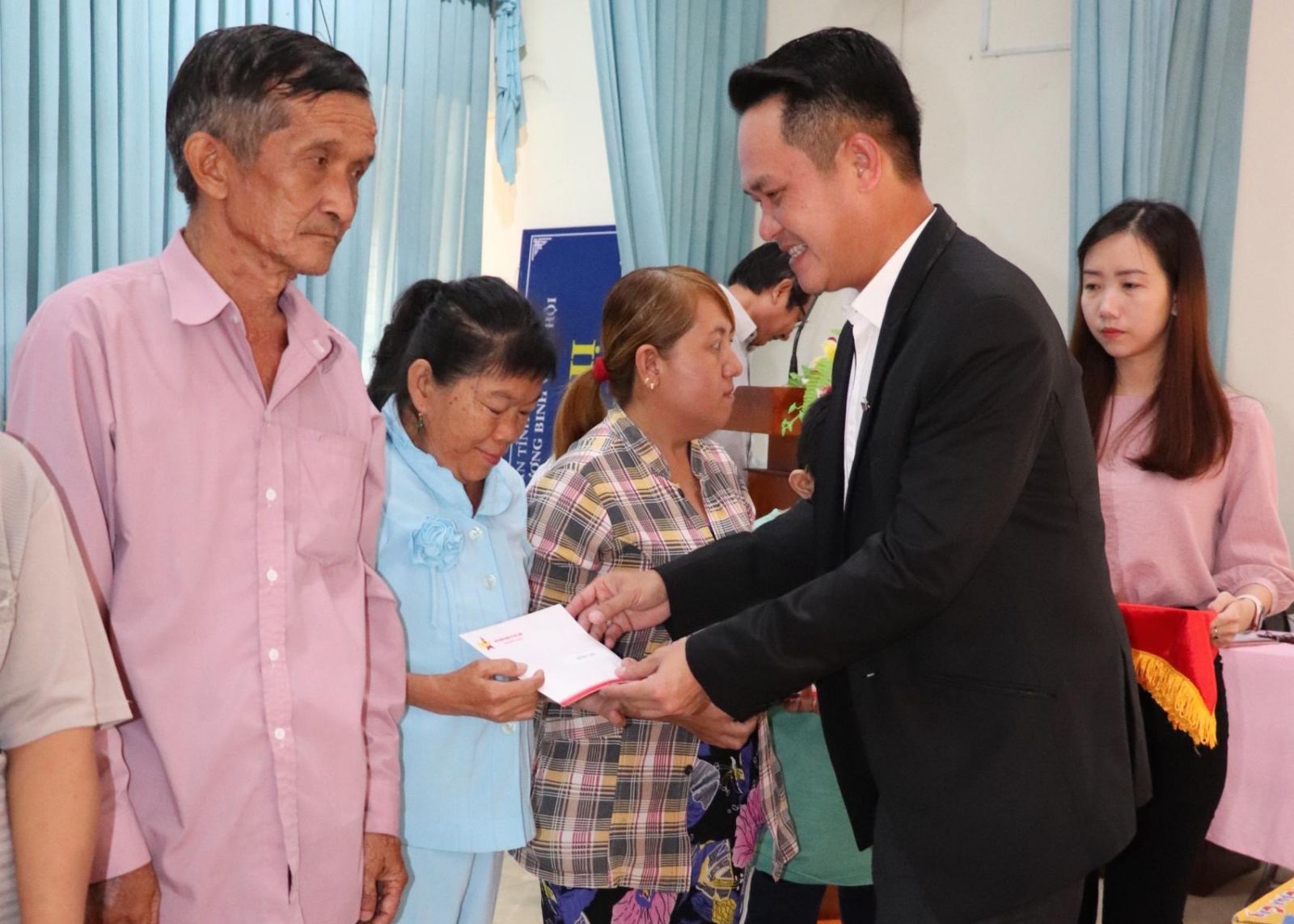 Ông Đặng Hồng Anh, Chủ tịch Hội DNT Việt Nam trao quà