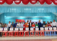 Hội Doanh nhân trẻ Việt Nam trao quà cho nạn nhân chất độc da cam/dioxin tại Tiền Giang
