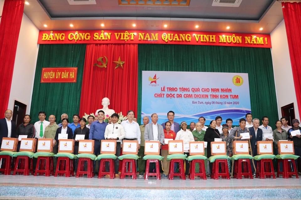 Hội Doanh nhân trẻ Việt Nam trao quà cho nạn nhân chất độc da cam/dioxin tỉnh Kon Tum