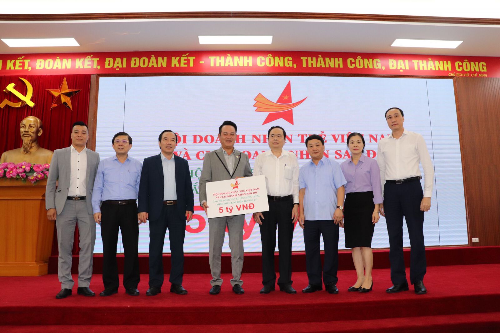 Ông Đặng Hồng Anh, Chủ tịch Hội Doanh nhân trẻ Việt Nam đã đại diện cho Hội và Câu lạc bộ Doanh nhân Sao Đỏ trao biển ủng hộ 5 tỷ đồng ủng hộ đồng bào miền Trung 