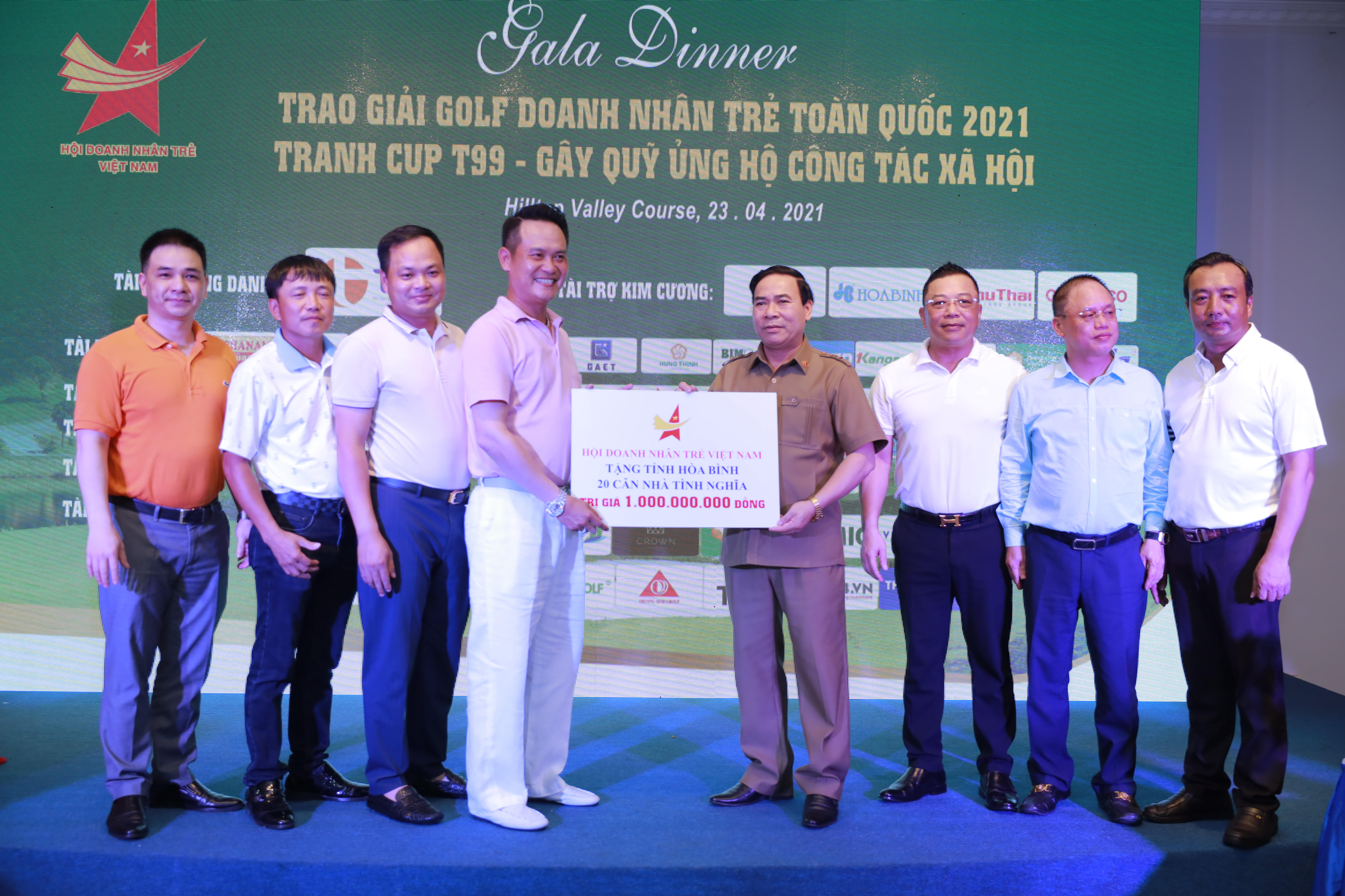 Hội Doanh nhân trẻ Việt Nam đã trích ra 1 tỷ đồng để xây tặng 20 căn nhà tình nghĩa cho tỉnh Hòa Bình