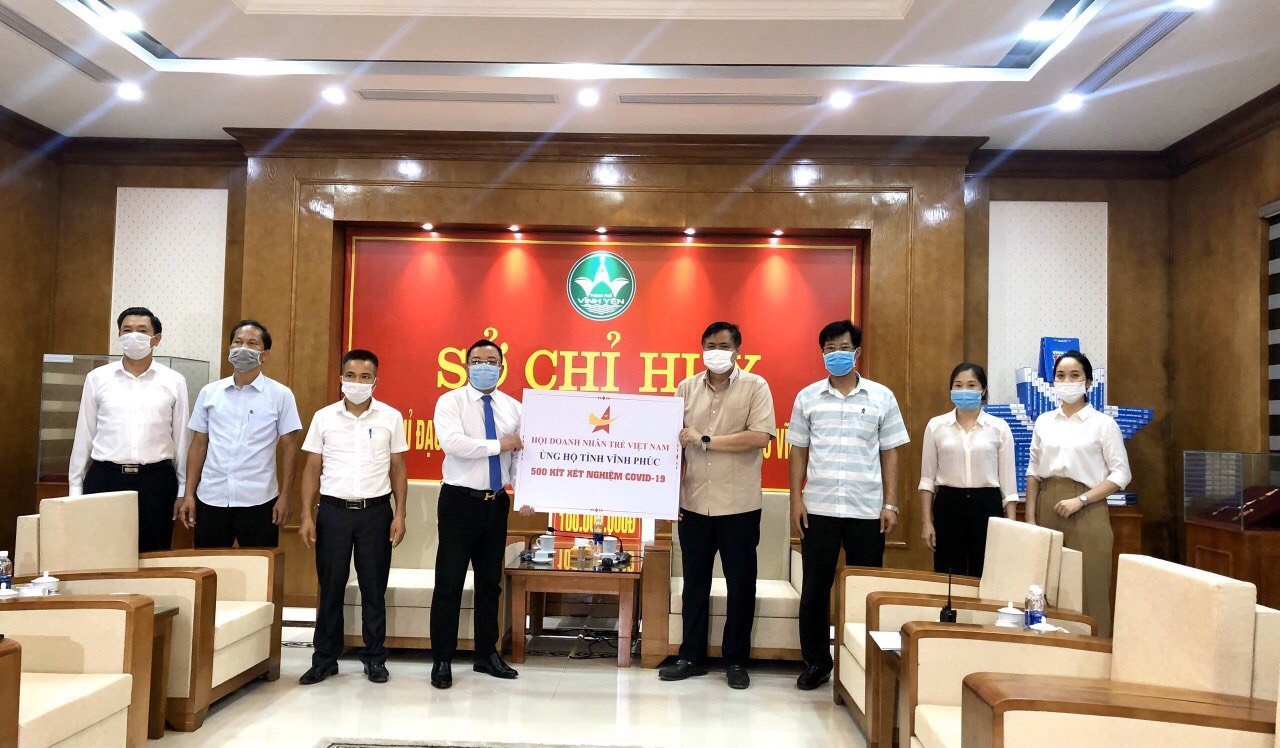 Đại diện Hội Doanh nhân trẻ Việt Nam trao kít xét nghiệm cho tỉnh Vĩnh Phúc