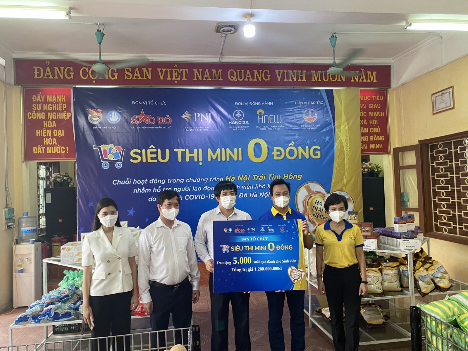 ông Phạm Đình Đoàn, Phó Chủ tịch CLB Doanh nhân Sao Đỏ, đại diện Ban tổ chức trao 5.000 phần quà cho sinh viên