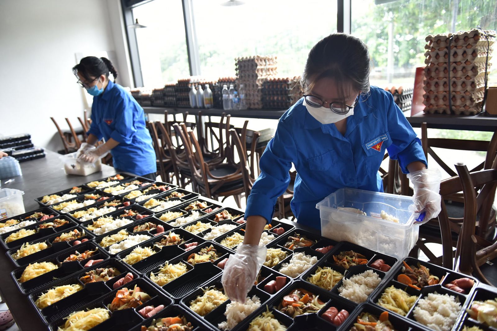 Những suất ăn do các tình nguyện viên đóng hộp