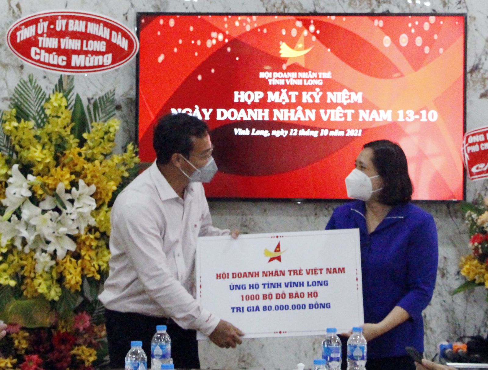 Đại diện Hội Doanh nhân trẻ Việt Nam trao bảo hộ y tế tại tỉnh Vĩnh Long