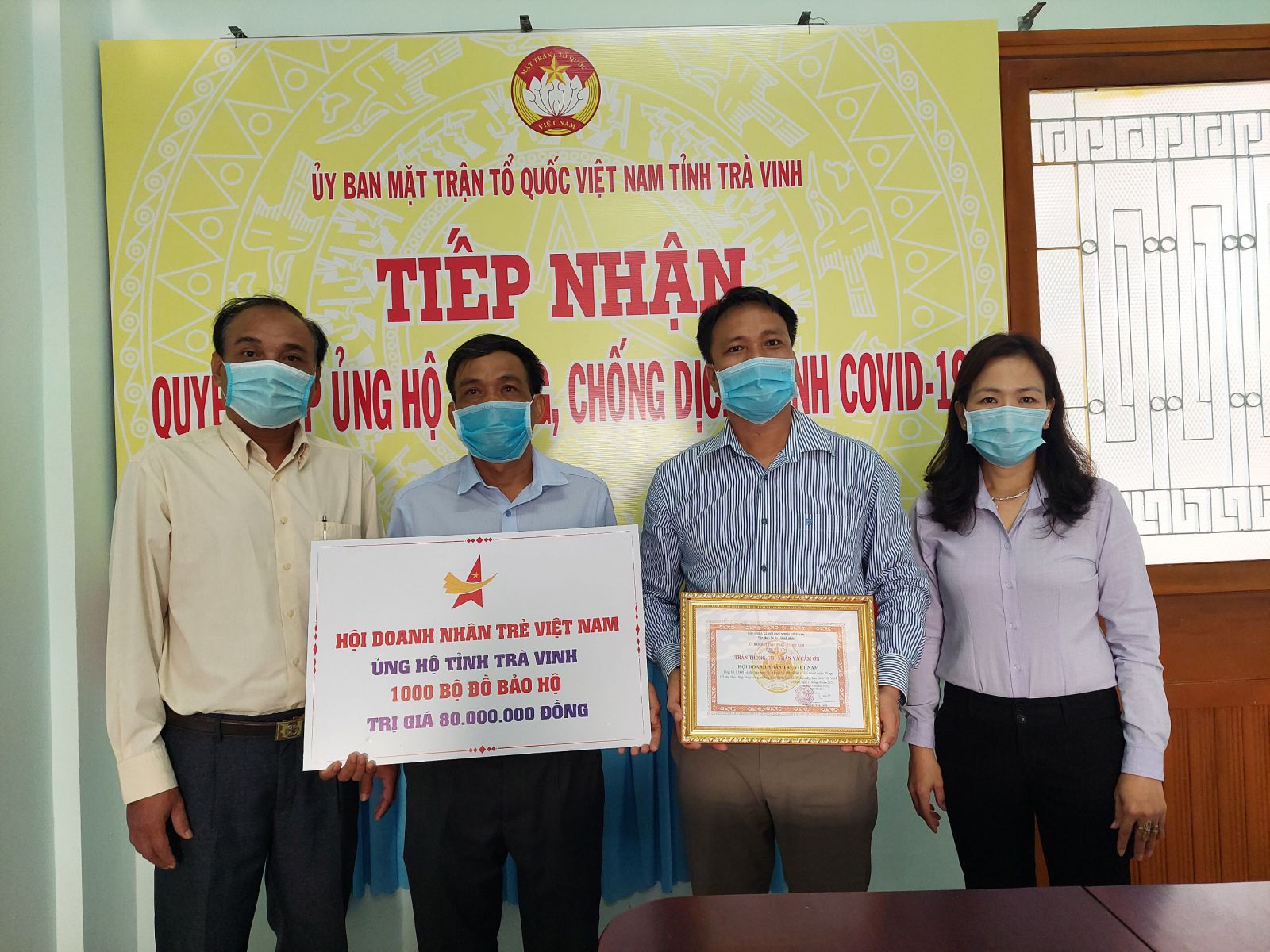 Đại diện Hội Doanh nhân trẻ Việt Nam trao bảo hộ y tế tại tỉnh Trà Vinh