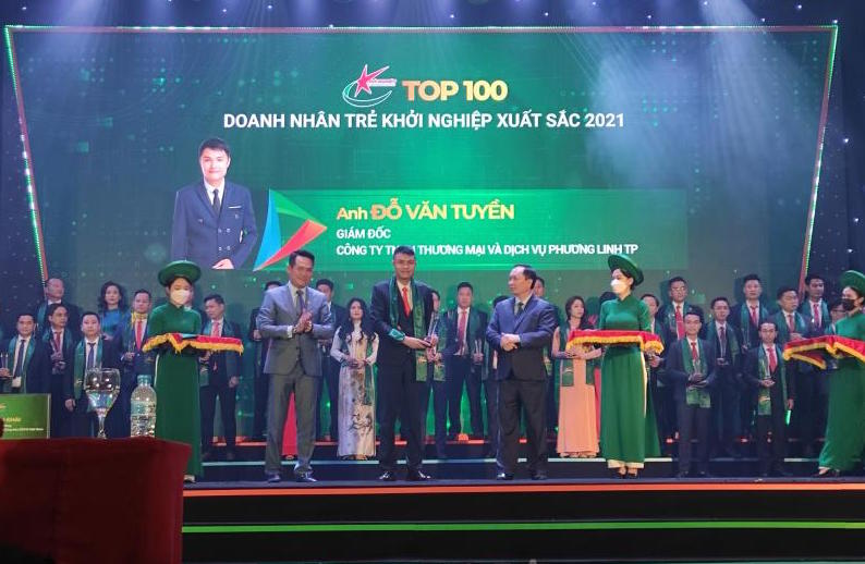 Ông Đào Minh Tú, Phó thống đốc Ngân hàng Nhà nước cùng ông Đặng Hồng Anh, Phó Chủ tịch Hội LHTN Việt Nam, Chủ tịch Hội DNT Việt Nam trao tặng giải thưởng cho Top 100 Doanh nhân trẻ khởi nghiệp xuất sắc 2021