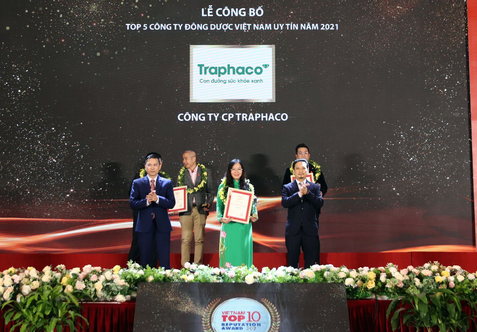 Bà Đào Thuý Hà- Phó Tổng giám đốc Kinh doanh và Marketing đại diện Công ty cổ phần Traphaco nhận chứng nhận
