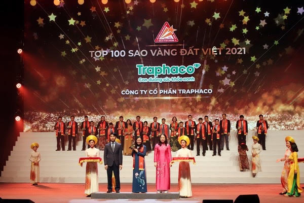 Bà Đào Thuý Hà- Phó Tổng giám đốc Traphaco nhận giải thưởng Sao Vàng đất Việt Top 100
