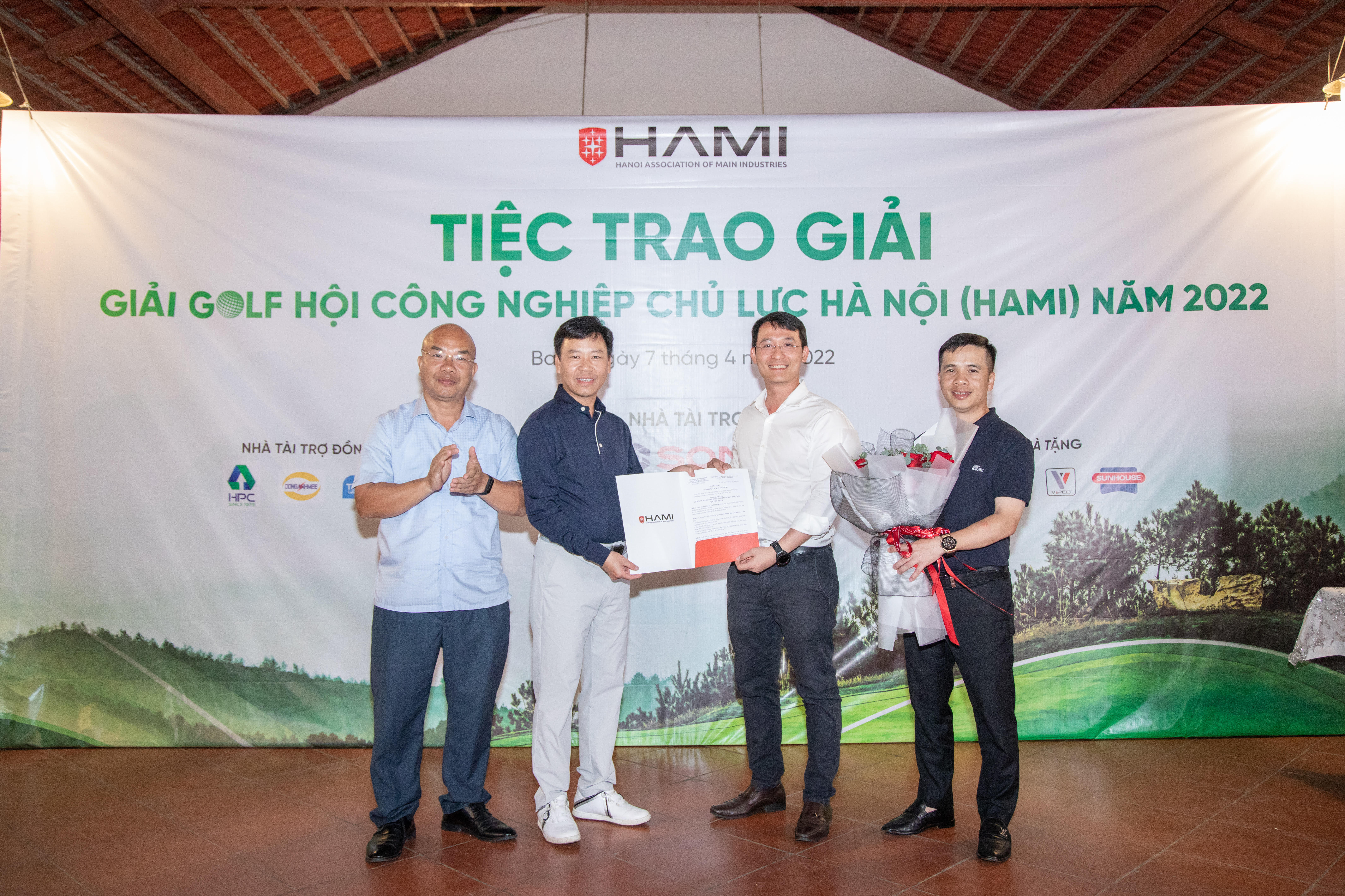 Ông Lê Vĩnh Sơn - Chủ tịch Hội đã trao quyết định Thành lập và Ban điều hành CLB Golf chủ lực