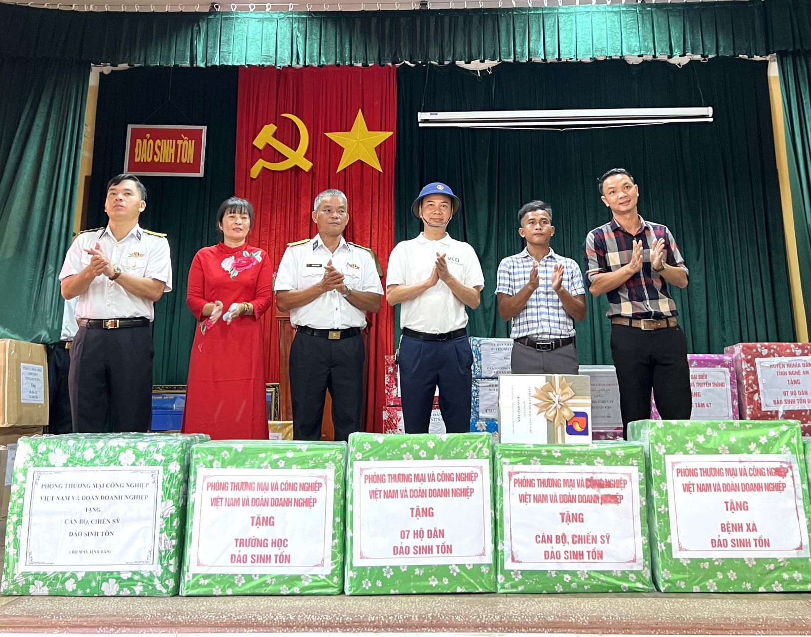 Đại diện Đoàn VCCI tặng quà quân và dân trên đảo Sinh Tồn