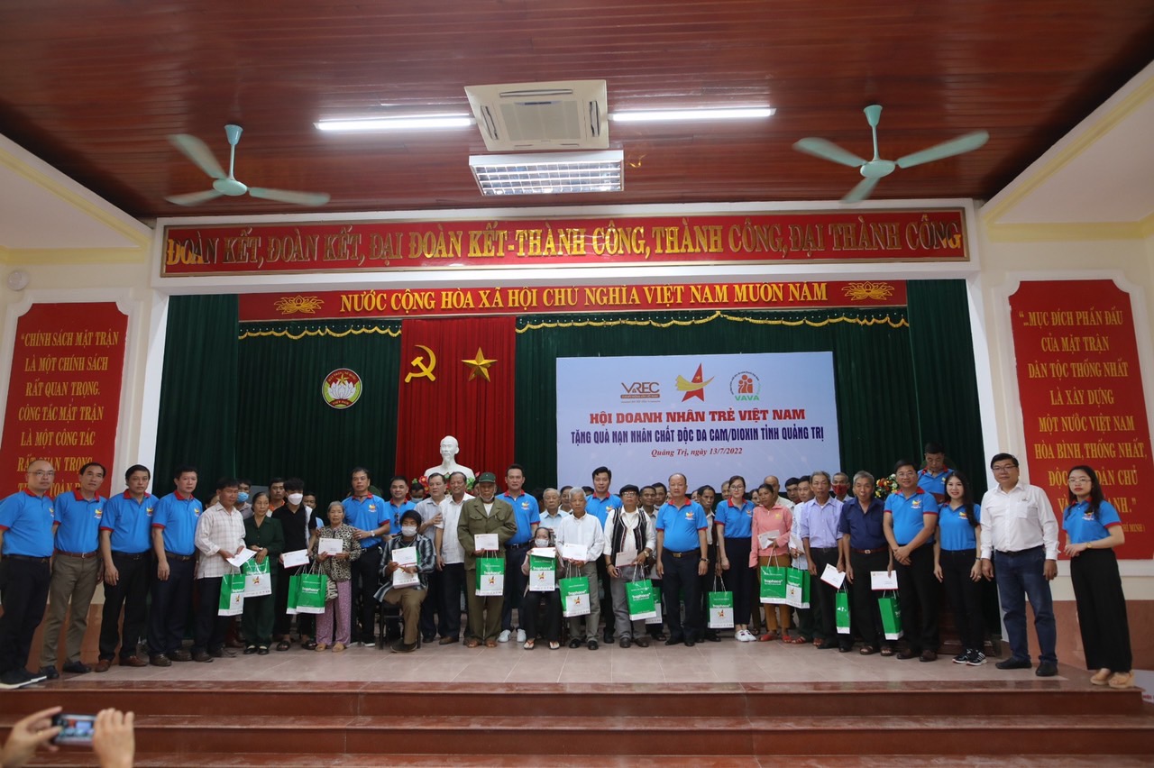 Hội Doanh nhân trẻ Việt Nam trao quà cho các nạn nhân chất độc da cam/dioxin 