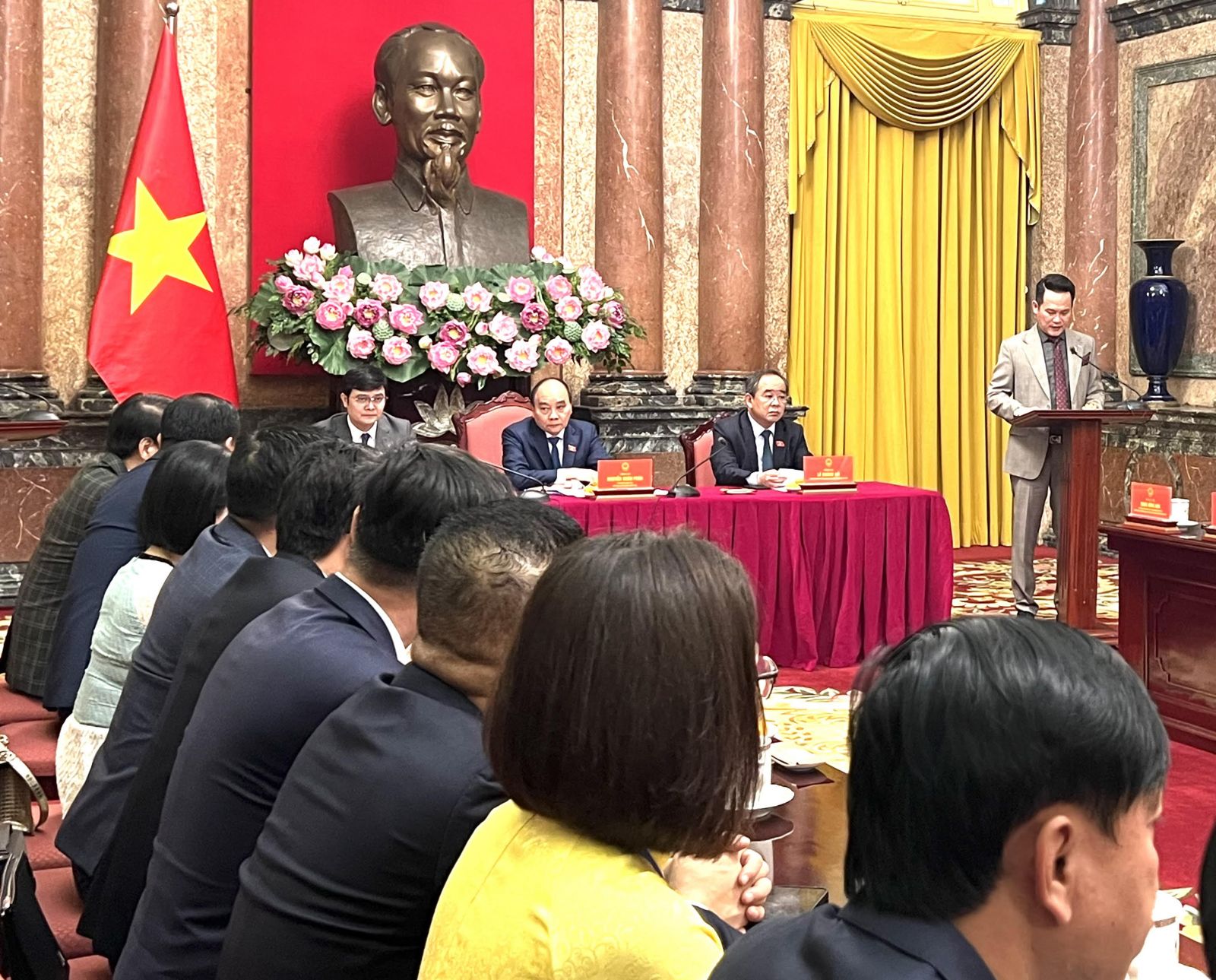 Ông Đặng Hồng Anh- Chủ tịch Hội Doanh nhân trẻ Việt Nam phát biểu tại buổi gặp mặt.