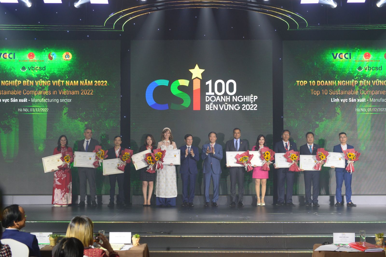 Ông Trần Tuấn Anh, Trưởng Ban Kinh tế Trung ương và ông Phạm Tấn Công, Chủ tịch VCCI trao chứng nhận cho Top10 lĩnh vực sản xuất.