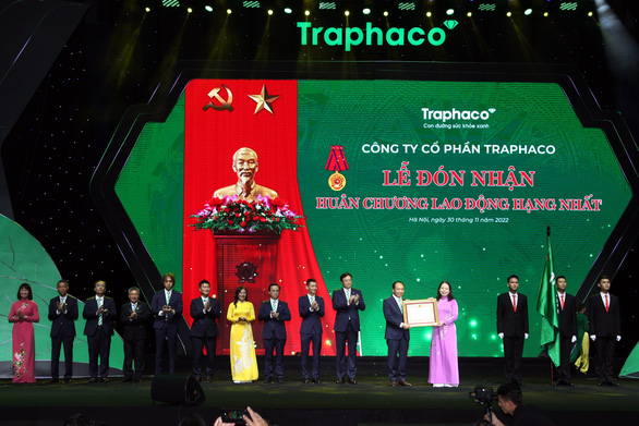 Phó Chủ tịch nước trao Huân chương Lao động hạng Nhất cho tập thể Công ty Traphaco