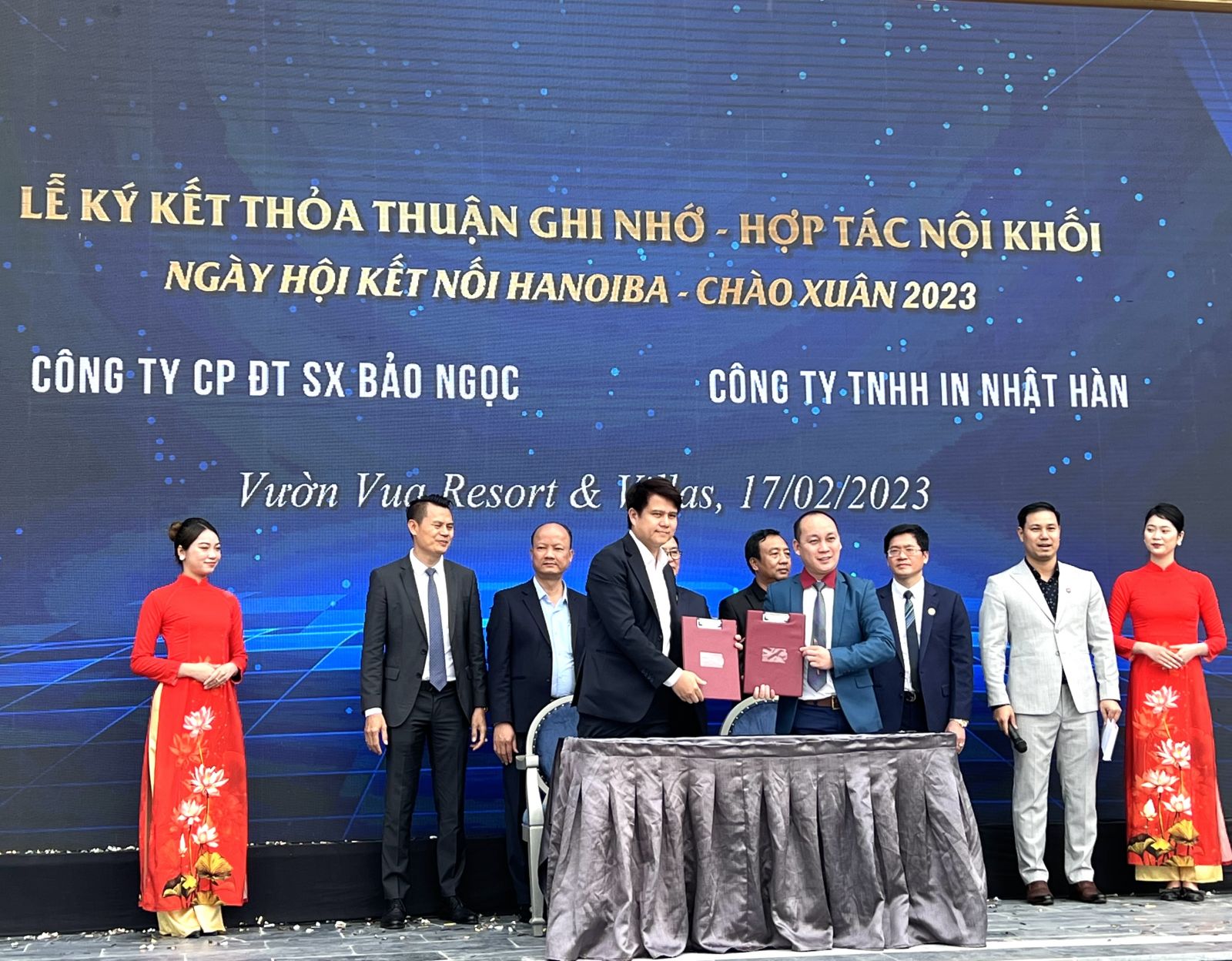 Ký kết hợp tác giữa các hội viên trong Hội Doanh nghiệp trẻ Hà Nội.