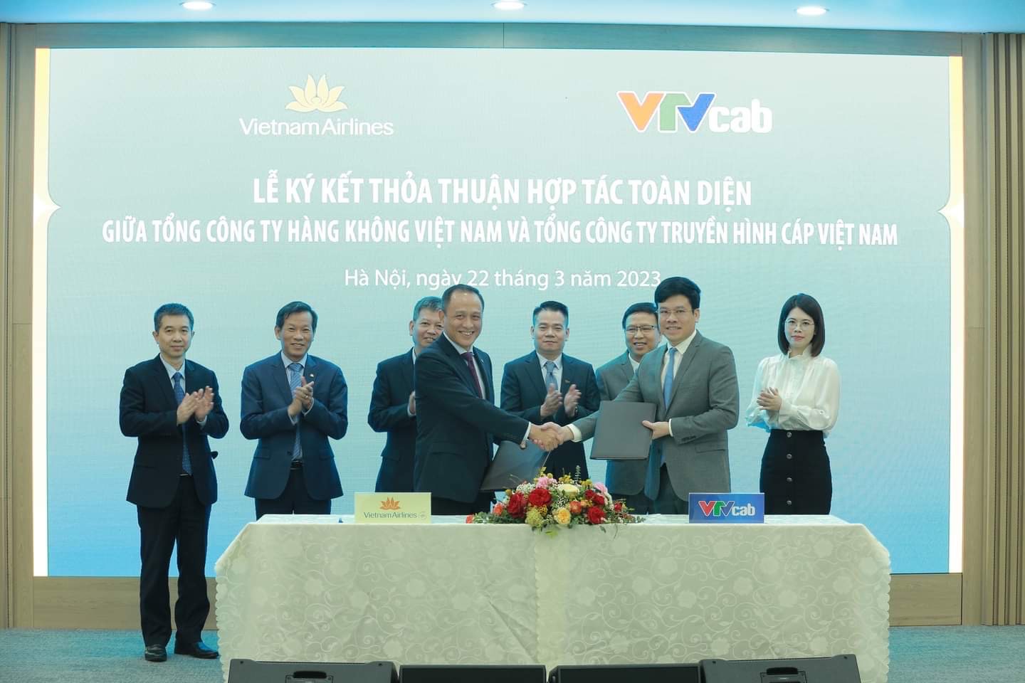 Đại diện VTVcab và Vietnam Airlines ký kết thỏa thuận hợp tác toàn diện. 