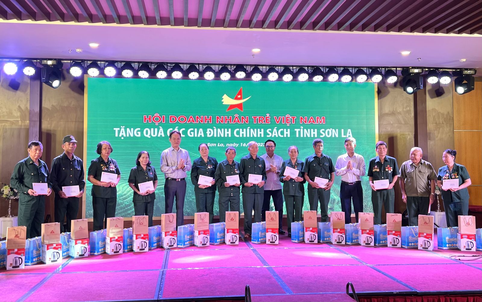 Hội Doanh nhân trẻ Việt Nam trao 50 suất quà cho các gia đình chính sách tỉnh Sơn La.