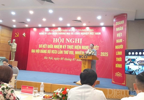 Bí thư Đảng ủy, Phó Chủ tịch VCCI Nguyễn Quang Vinh phát biểu tại Hội nghị sơ kết giữa nhiệm kỳ thực hiện Nghị quyết Đại hội Đảng bộ VCCI lần thứ VIII, nhiệm kỳ 2020-2025.