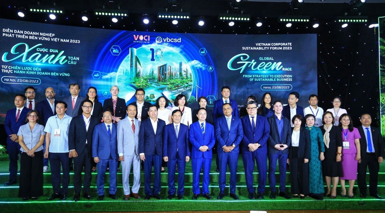 Phó Thủ tướng chụp ảnh lưu niệm với các đại biểu tham dự VCSF 2023.