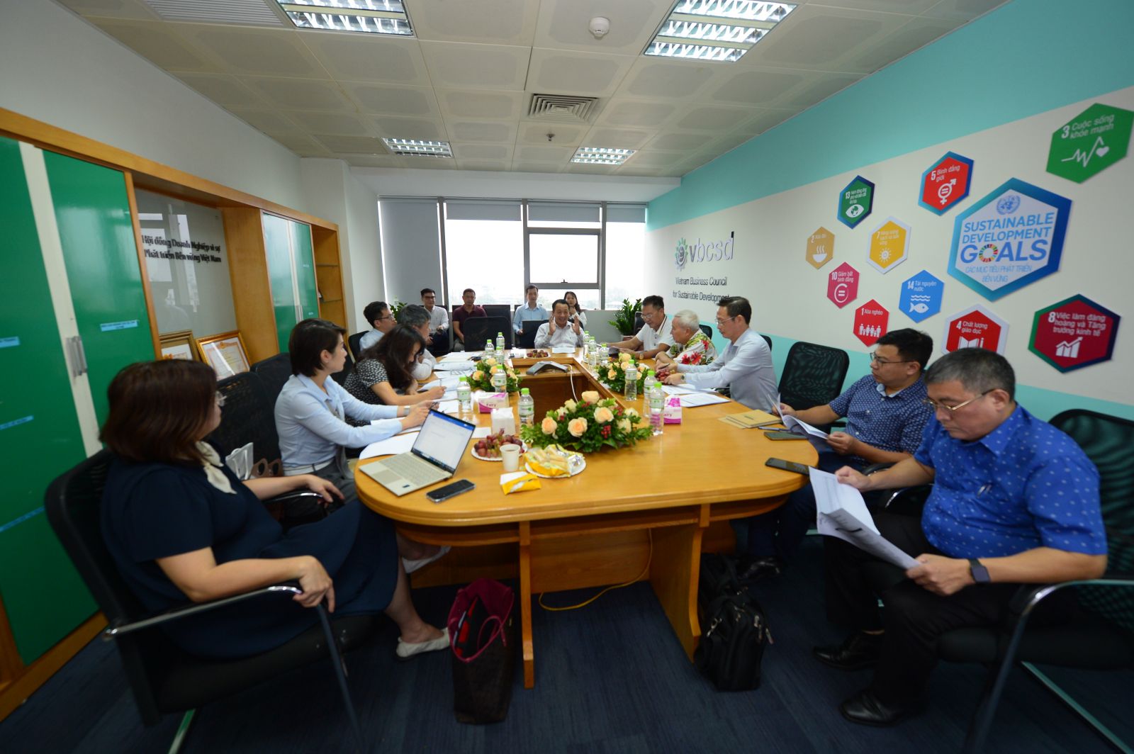 Ông Nguyễn Quang Vinh, Phó Chủ tịch VCCI, Chủ tịch VBCSD, Chủ tịch Hội đồng đánh giá Chương trình CSI 2023 trao đổi với các thành viên Hội đồng.