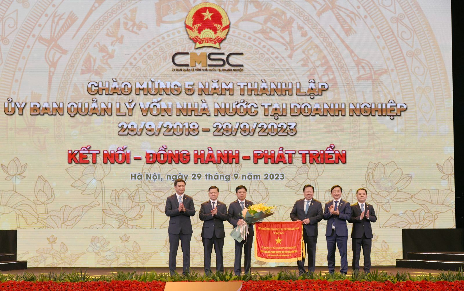 Phó Thủ tướng Chính phủ Trần Hồng Hà trao Cờ Thi đua của Chính phủ cho Ủy ban Quản lý vốn Nhà nước tại doanh nghiệp