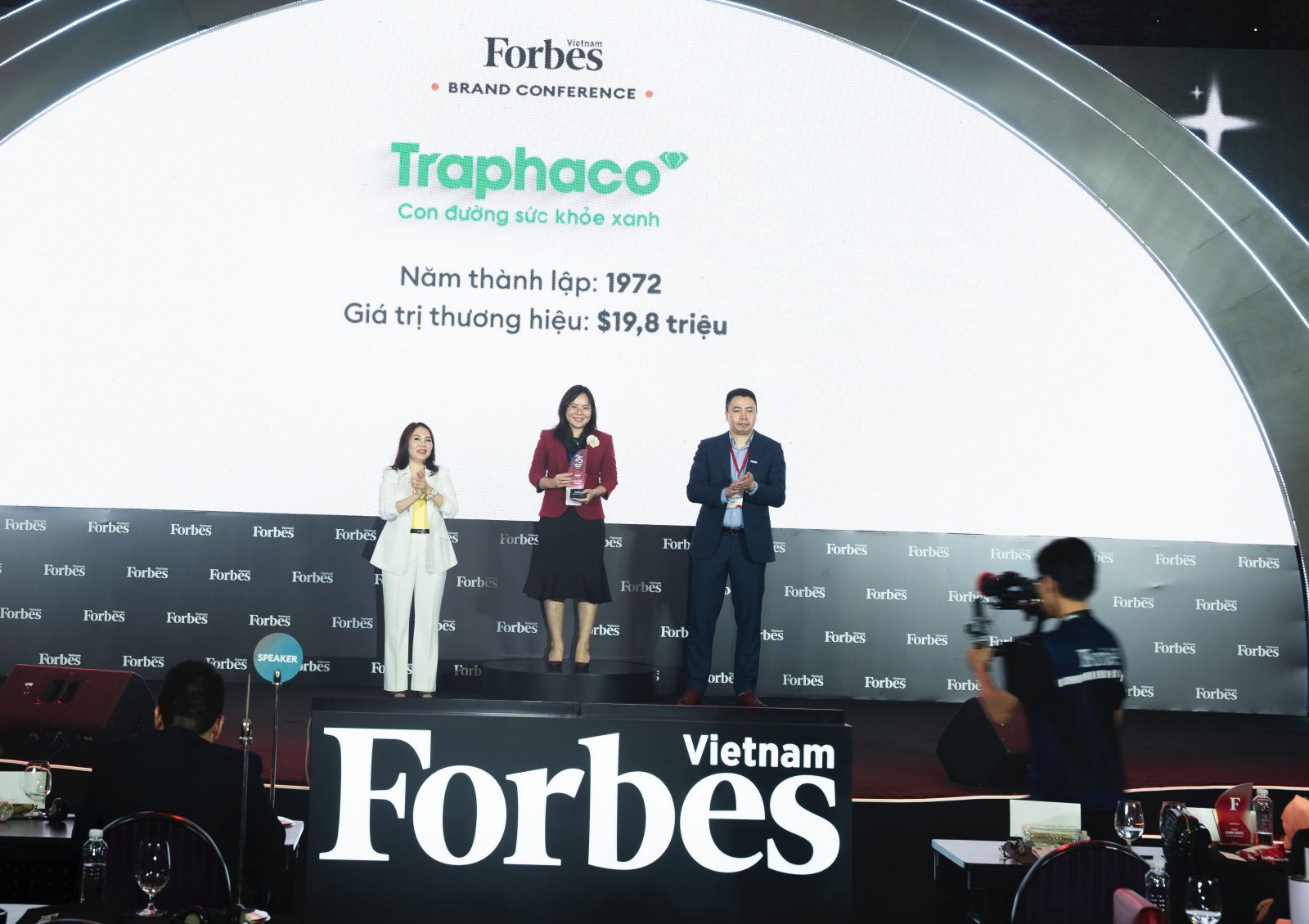 Bà Đào Thúy Hà - Phó Tổng Giám đốc Công ty cổ phần Traphaco đại diện công ty nhận Cúp vinh danh 