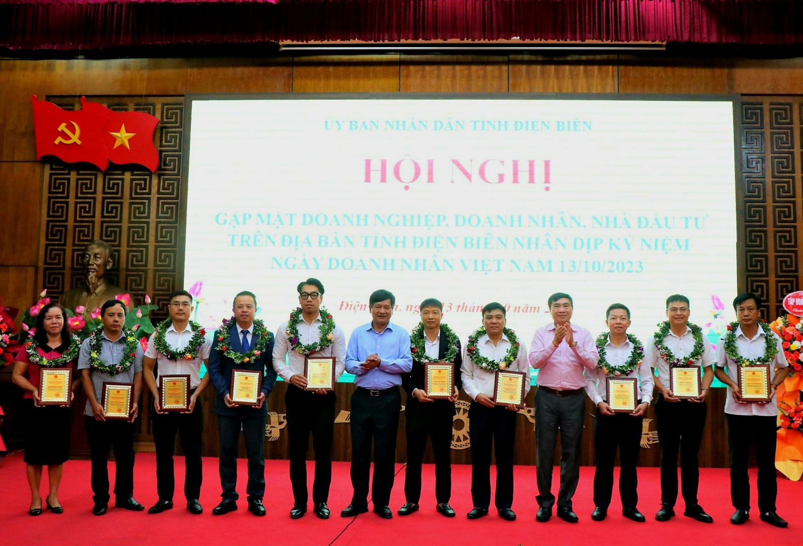 Bí thư Tỉnh ủy Trần Quốc Cường và Chủ tịch UBND tỉnh Lê Thành Đô trao chứng nhận cho các doanh nghiệp, doanh nhân, nhà đầu tư có nhiều đóng góp trong sự phát triển của tỉnh.