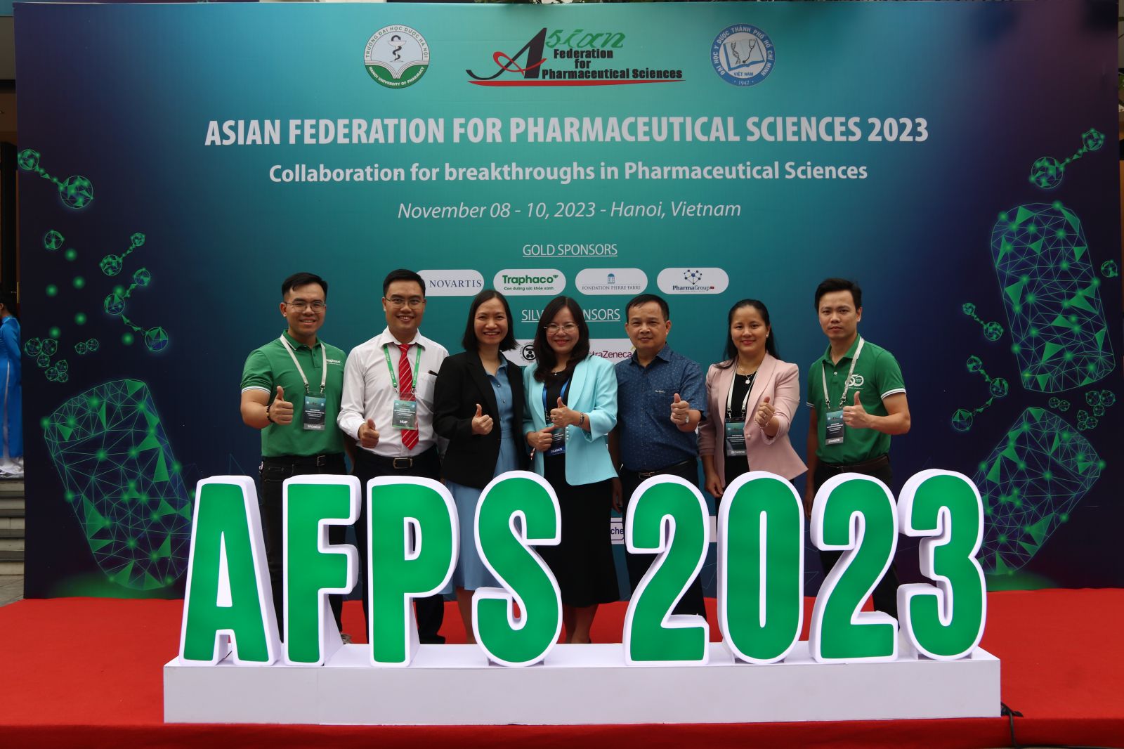 Bà Đào Thuý Hà, Phó Tổng Giám đốc Traphaco (đứng giữa) cùng đại diện Traphaco tham dự AFPS 2023.