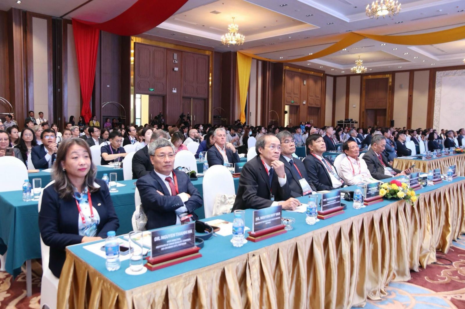 Ông Nguyễn Huy Văn, Phó Tổng Giám đốc Traphaco (thứ hai từ trái qua) tham dự Hội nghị.