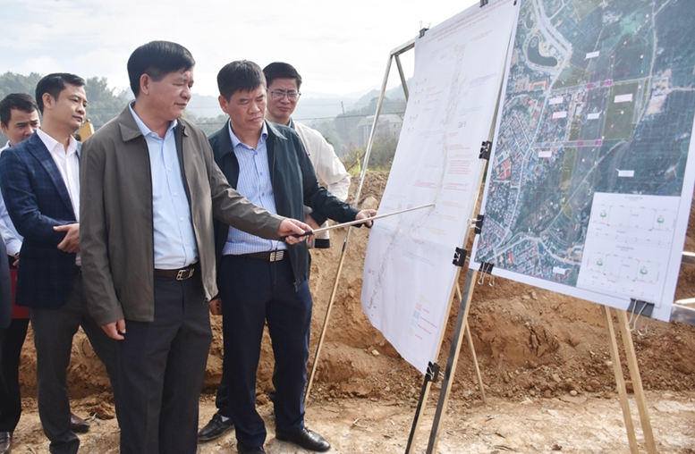 Ông Lê Thành Đô, Phó bí thư Tỉnh ủy, Chủ tịch UBND tỉnh Điện Biên kiểm tra tiến độ gói thầu số 4 thuộc dự án đường động lực.