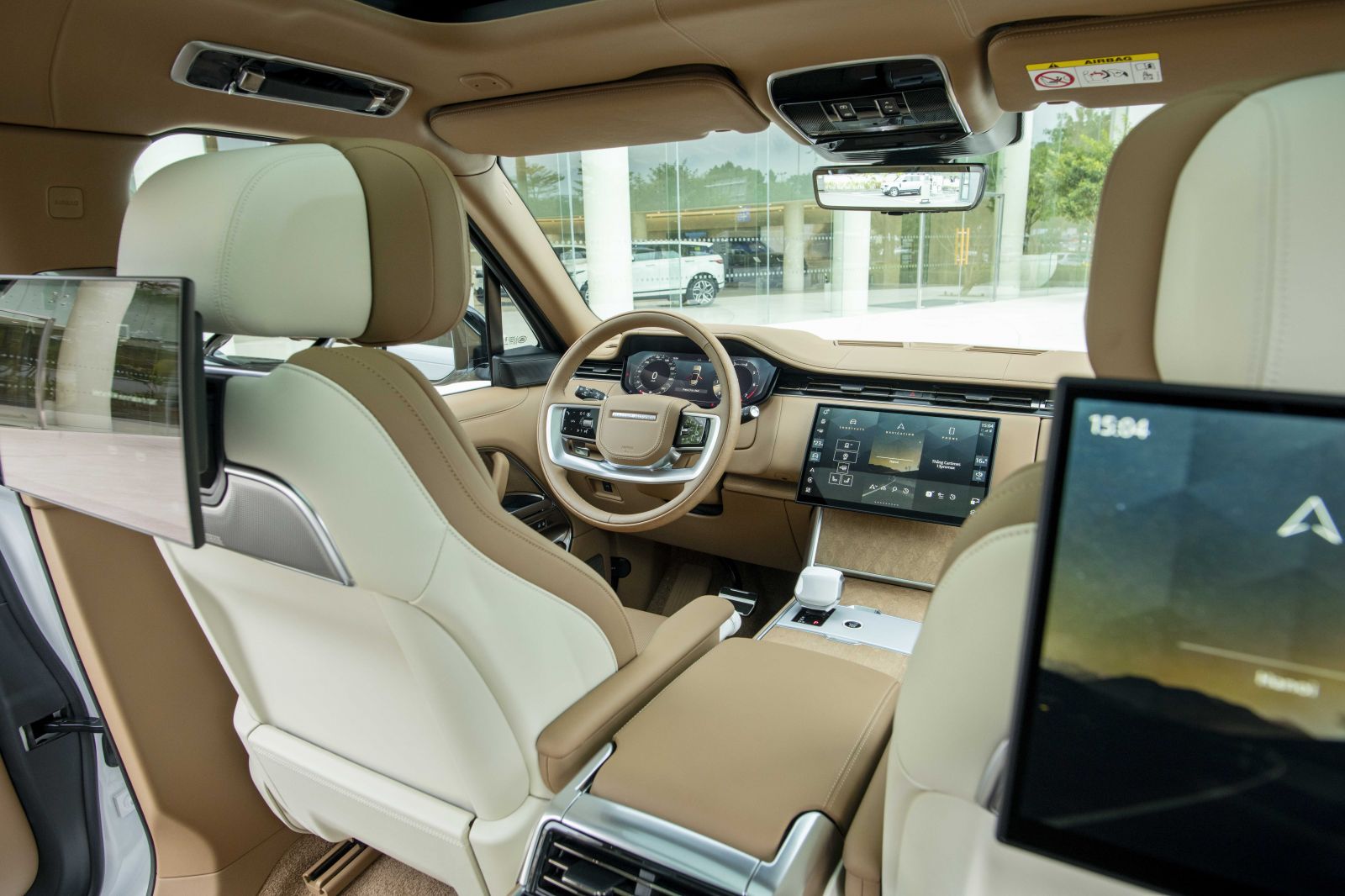 Nội thất sang trọng của Range Rover cùng với khả năng kết nối dễ dàng và công nghệ trực quan hơn bao giờ hết với hệ thống thông tin giải trí Pivi Pro thế hệ mới nhất.