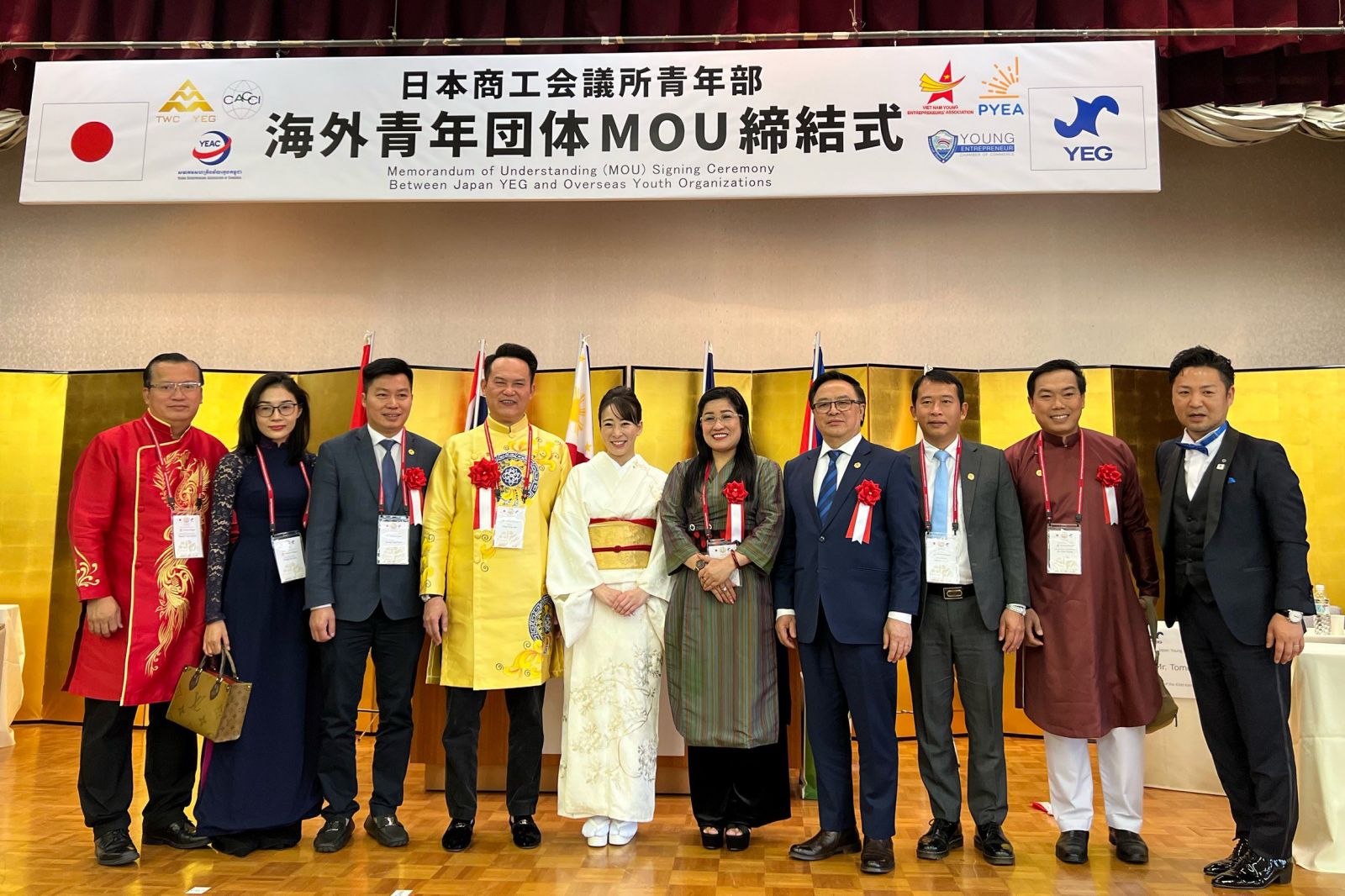 Đại diện hai Hội Doanh nhân trẻ Việt Nam và Hội Doanh nhân trẻ Nhật Bản chụp ảnh lưu niệm.