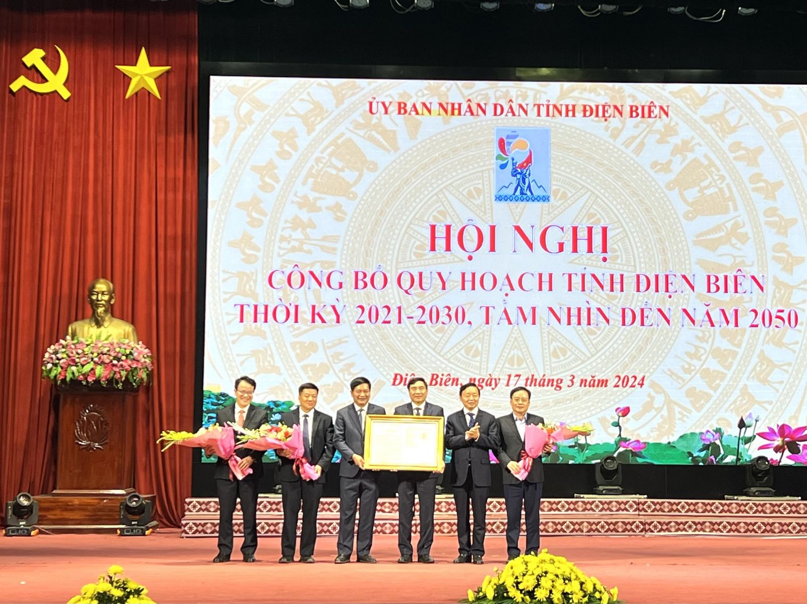 Phó Thủ tướng Trần Hồng Hà trao Quyết định Quy hoạch tỉnh Điện Biên thời kỳ 2021- 2030, tầm nhìn đến năm 2050.